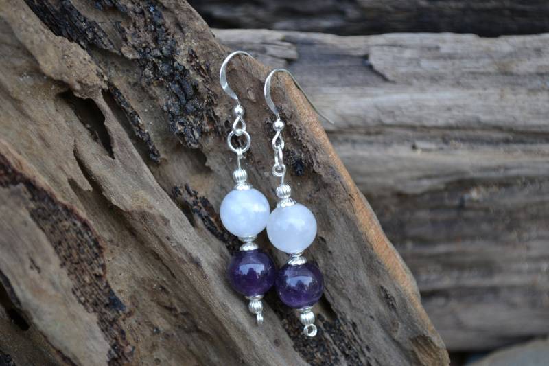 Ohrringe, Paar Handgefertigte Ohrringe Mit Sterling Silber, Weiße Jade & Amethyst von MinDiDesign