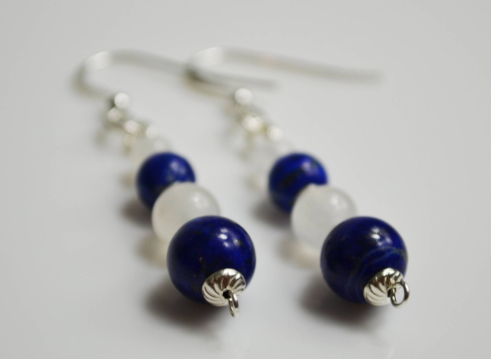 Ohrringe, Paar Handgefertigte Ohrringe Mit Sterling Silber, Weiße Jade & Lapislazuli Ohrringe, Paar Handgefertigte Ohrringe Mit Sterling Silber, Weiße Jade & Lapislazuli von MinDiDesign