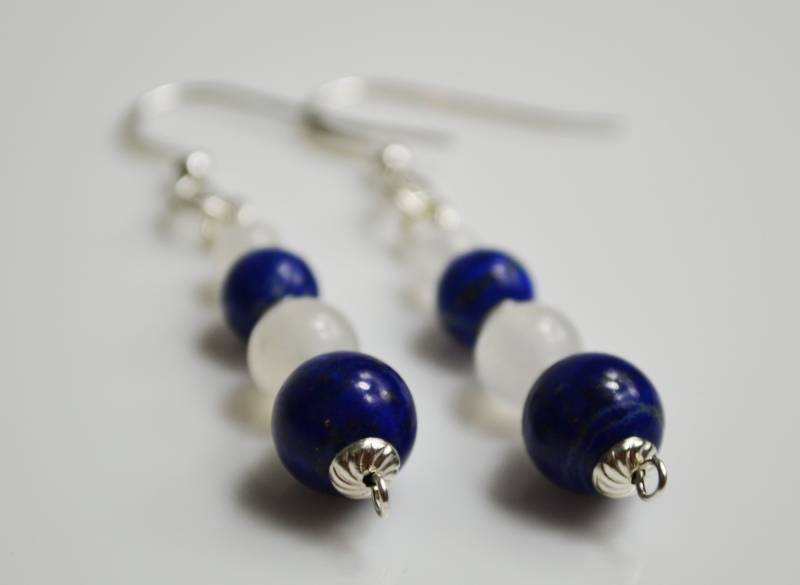 Ohrringe, Paar Handgefertigte Ohrringe Mit Sterling Silber, Weiße Jade & Lapislazuli Ohrringe, Paar Handgefertigte Ohrringe Mit Sterling Silber, Weiße Jade & Lapislazuli von MinDiDesign