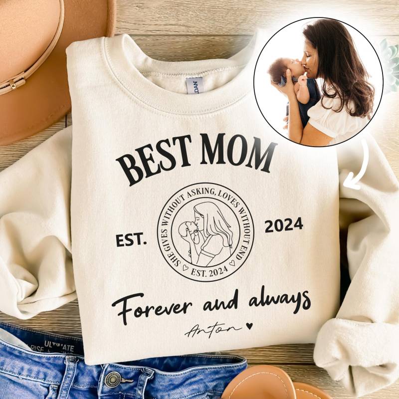 Best Mom Sweater Personalisiert - Mit Foto, Jahr & Kindernamen Geschenk Für Mama Weihnachten Oder Muttertag Est. Pullover College Style von MinaLematoStudios