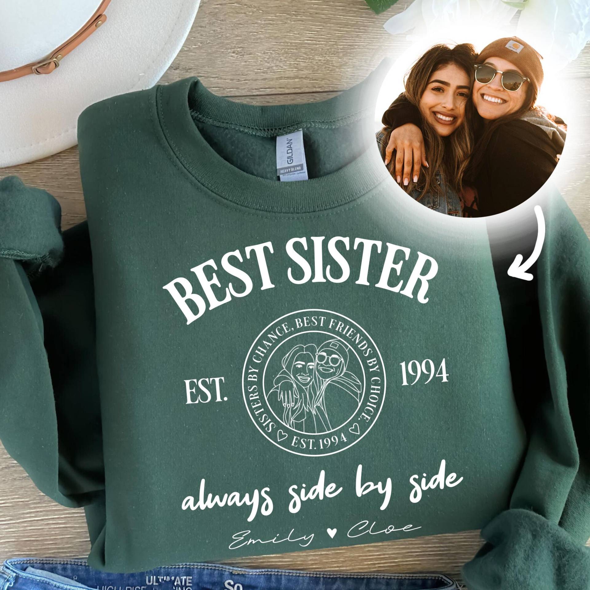 Best Sister Sweater Personalisiert - Mit Foto, Jahr & Namen Geschenk Für Schwester College Style Geburtstag Weihnachten Erinnerungsstück von MinaLematoStudios