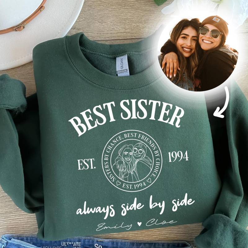 Best Sister Sweater Personalisiert - Mit Foto, Jahr & Namen Geschenk Für Schwester College Style Geburtstag Weihnachten Erinnerungsstück von MinaLematoStudios