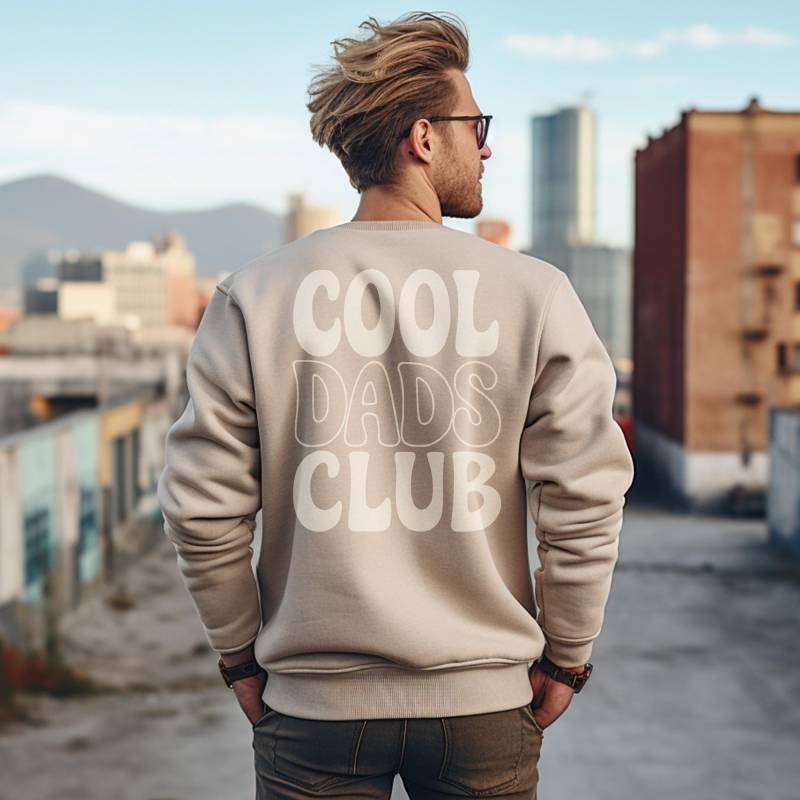 Cool Dads Club Sweater - Moderner Pullover Für Väter Geschenk Zur Geburt Oder Vatertag Statement Coole Papas Plakatives Design von MinaLematoStudios