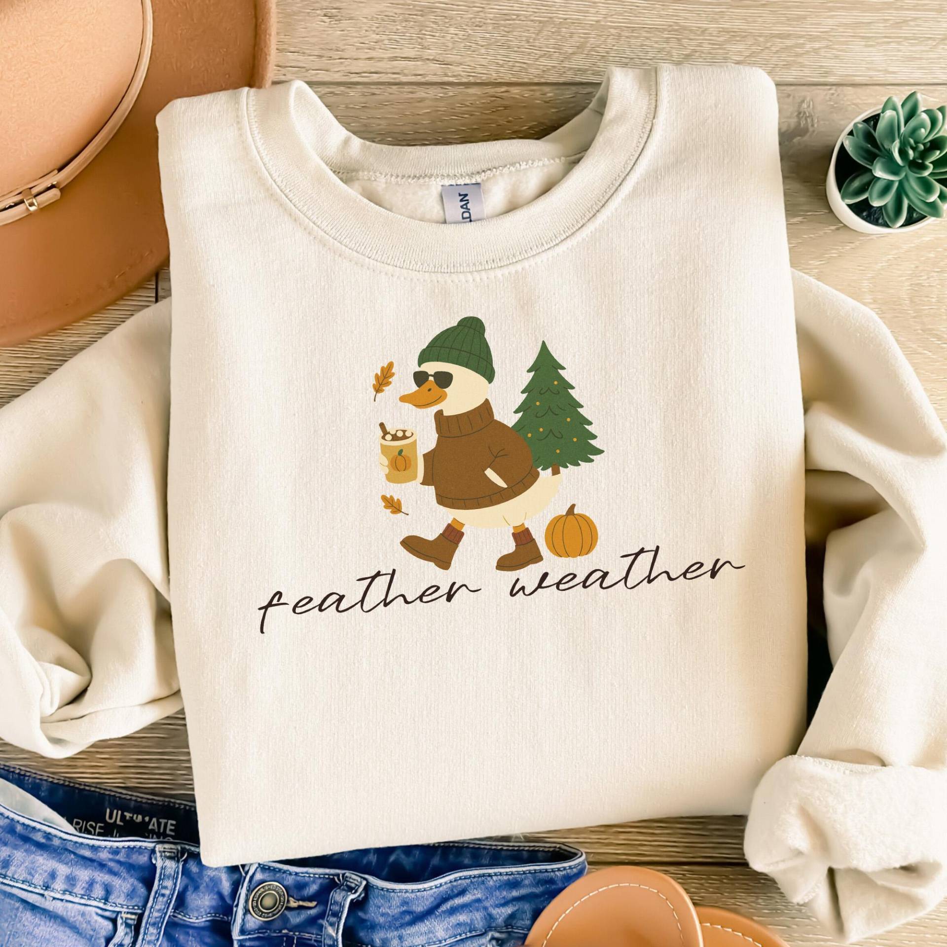 Feather Weather Herbst Sweater - Ente Mit Pumpkin Spice Latte & Strickpulli Lustiges Design Cozy Outfit Für Spaziergänge von MinaLematoStudios