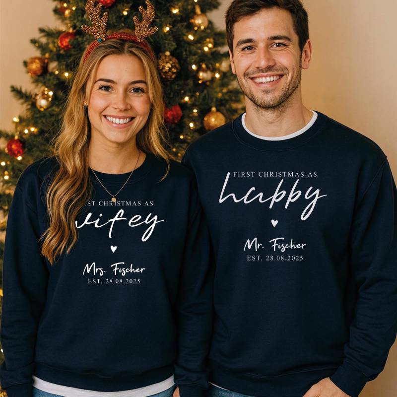 First Christmas As Wifey Hubby - Personalisierte Sweater Hochzeit Geschenk Ehepaar Weihnachten Mr Mrs Pullover Mit Datum Unisex von MinaLematoStudios