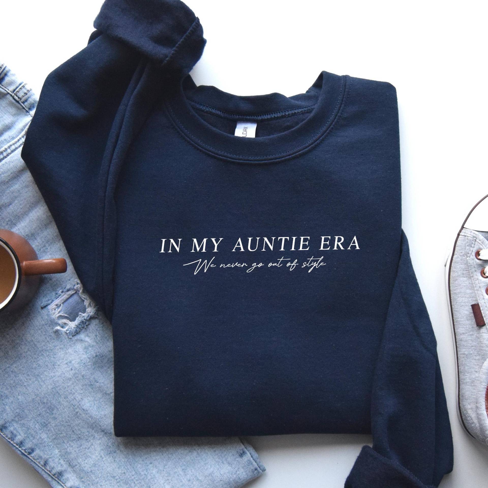 In My Auntie Era Sweater - Tanten Pullover Im Retro Style Geschenk Zur Geburt Cool Aunt Outfit Cozy & Modern Babyparty Surprise von MinaLematoStudios