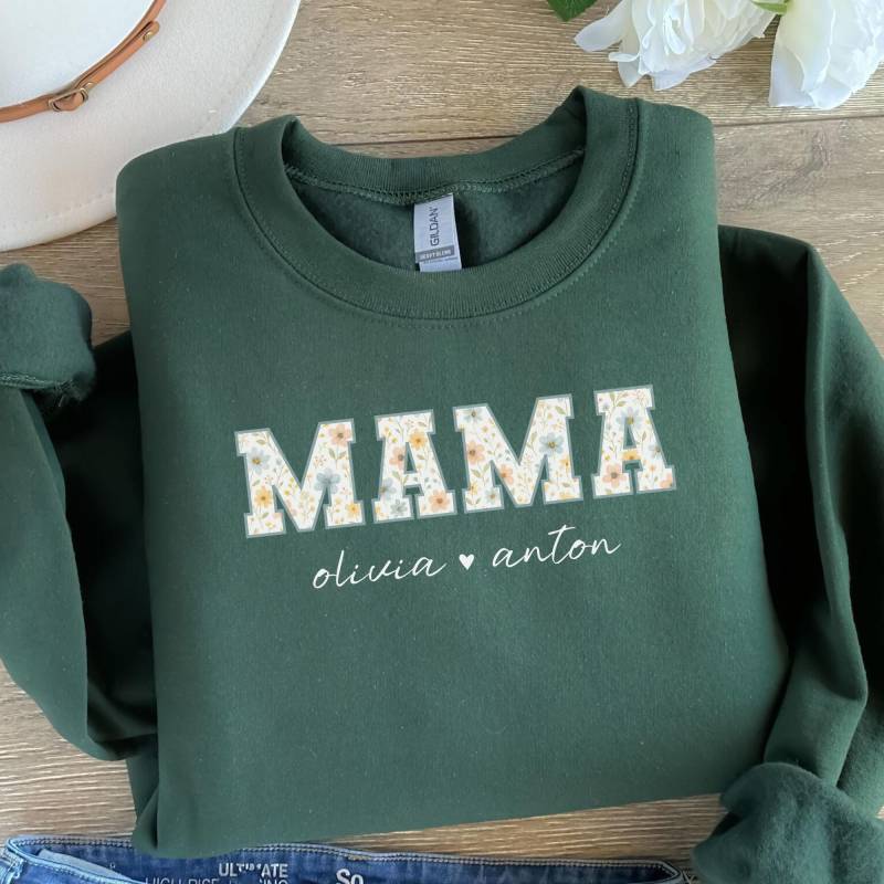 Mama Sweater Mit Floraler Blockschrift - Personalisiert Kindernamen Geschenk Für Mama Muttertag Pullover Liebevolles Mama-Design von MinaLematoStudios