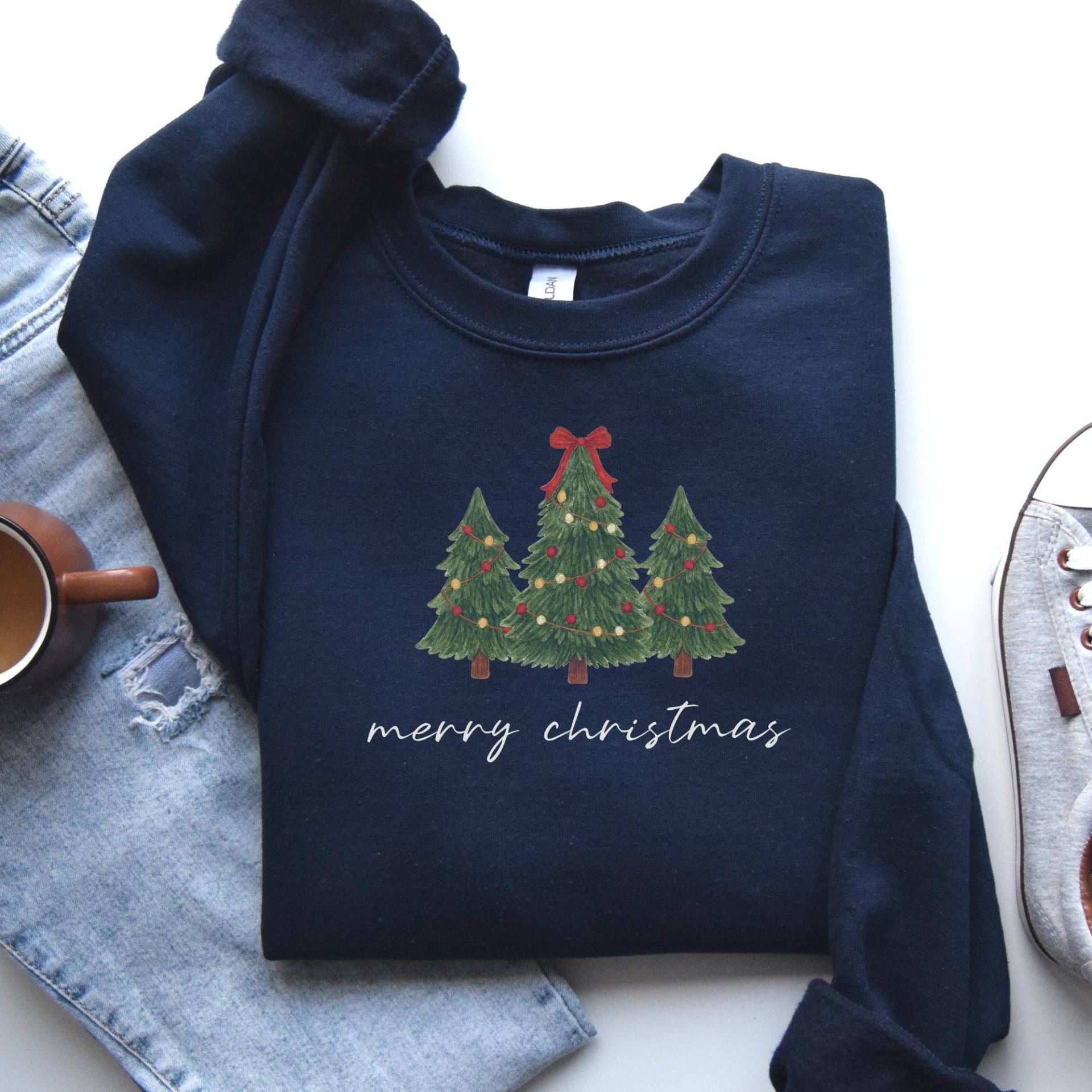 Merry Christmas Sweater - Pullover Mit Drei Geschmückten Tannenbäumen & Handlettering Cozy Geschenkidee Weihnachten 2025 von MinaLematoStudios