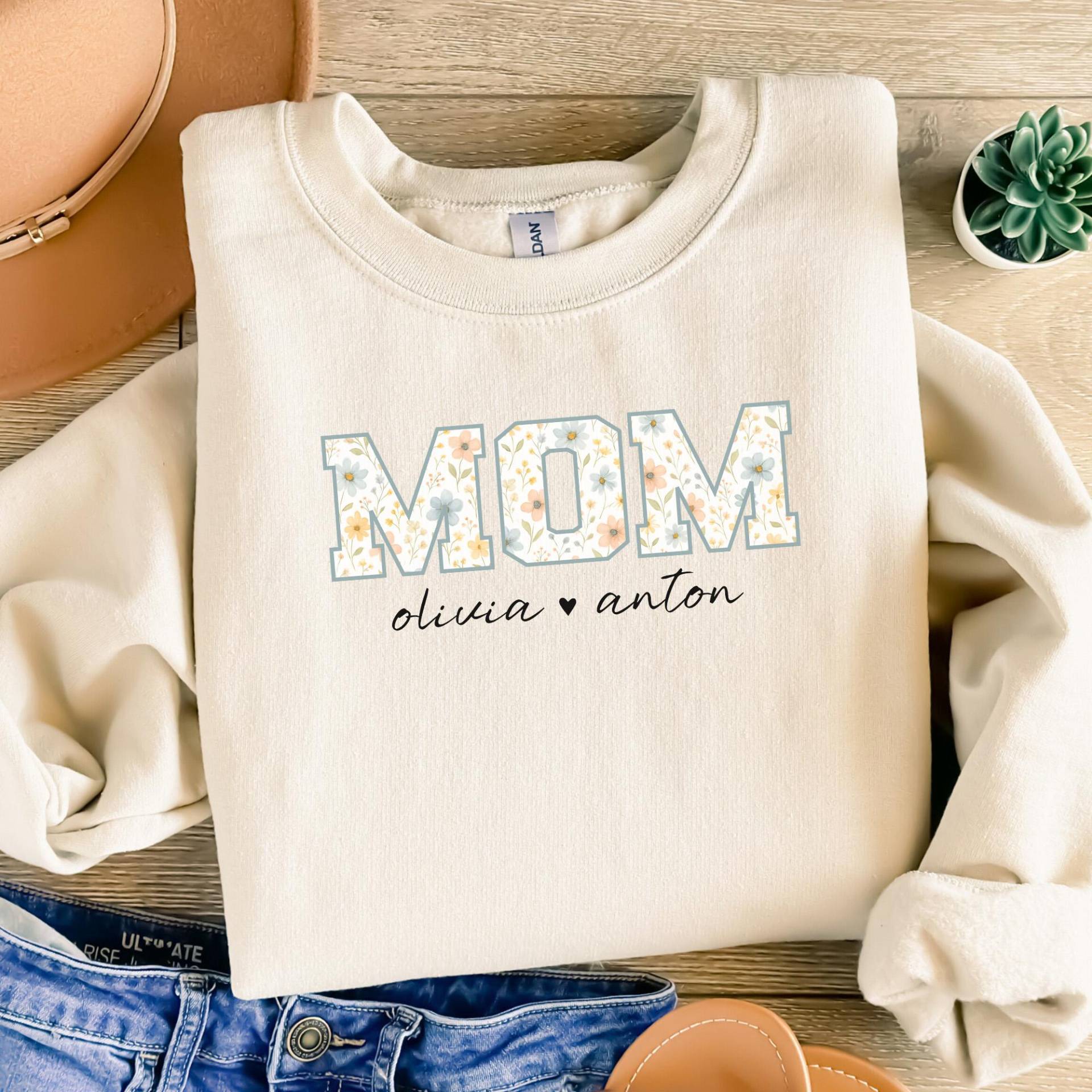 Mom Sweater Mit Floraler Blockschrift - Personalisiert Kindernamen Geschenk Für Mama Muttertag Pullover Herz Design von MinaLematoStudios