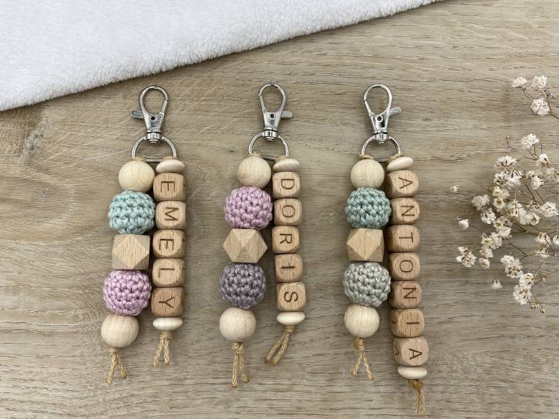 Personalisierter Schlüsselanhänger I Handmade Häkelperle Geschenkverpackung von MinasKreativeWelt