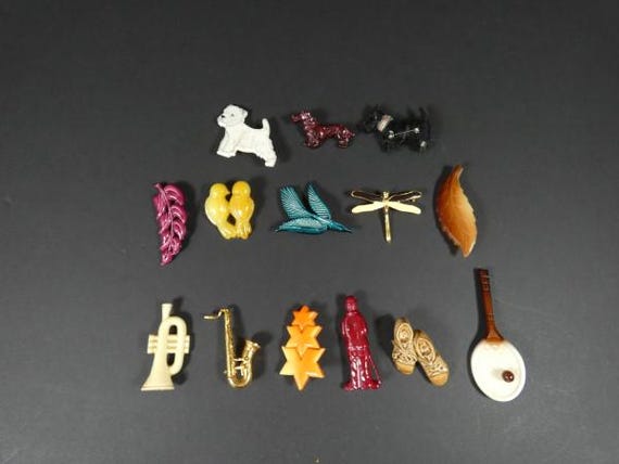 1 Vintage Brosche Kunststoff Hund Vogel Sterne Charlie Chaplin Förmige Retro Pin Design-Stil von MinasTreasureChest