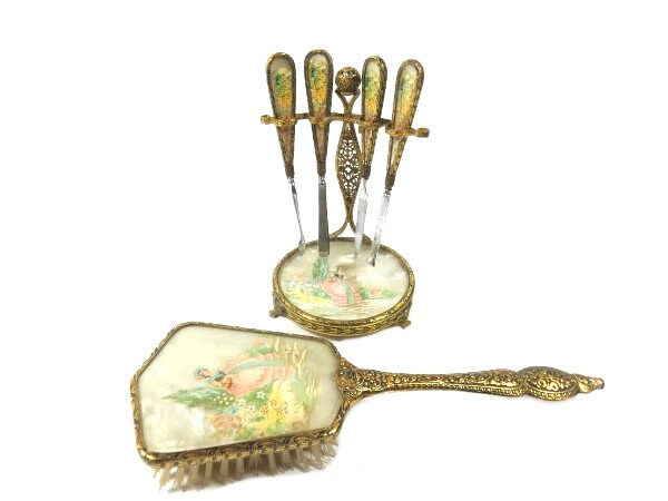 Antikes Verziertes Maniküre-Set Auf Einem Ständer Mit Passendem Pinsel-Eitelkeits-Set Elegantes Gold-Set von MinasTreasureChest