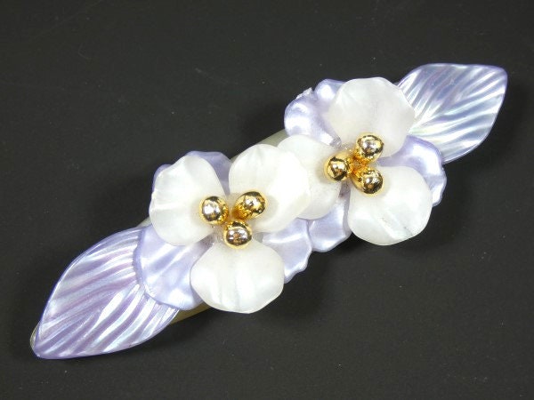 Große Vintage Lavendel Weiße Brosche Blumen Metallic Retro Design Schmuck von MinasTreasureChest