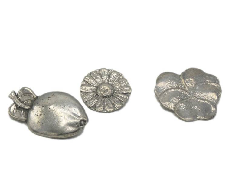 Retro Silber Zinn Brosche Pin - Sonnenblume Klee Apfel Vintage von MinasTreasureChest
