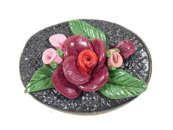Vintage Blumen Brosche Rote Rose Retro Pin Oval Form Elegant Handmodellierte von MinasTreasureChest