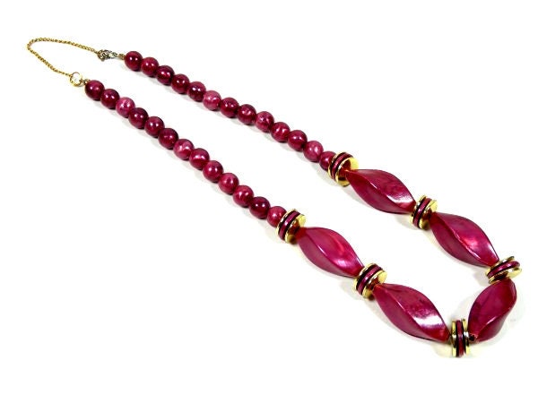 Vintage Dunkelrosa Rot 80Er Jahre Halskette Retro Bubblegum Lange Statement Pop Ruck Punk Schmuck von MinasTreasureChest