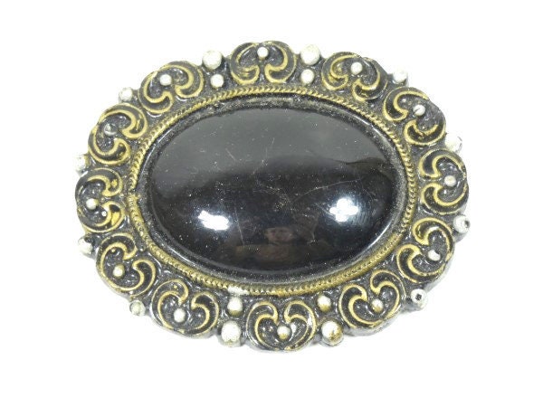 Vintage Schwarz Gold Brosche Kunststoff Ovale Retro Pin Design Stil von MinasTreasureChest