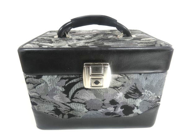 Vintage Schwarz Grau Beauty Case Stoff Und Vinyl Schmuck Box Travel Box Reisetasche Kleiner Koffer Schmuckbox Nr 3 von MinasTreasureChest