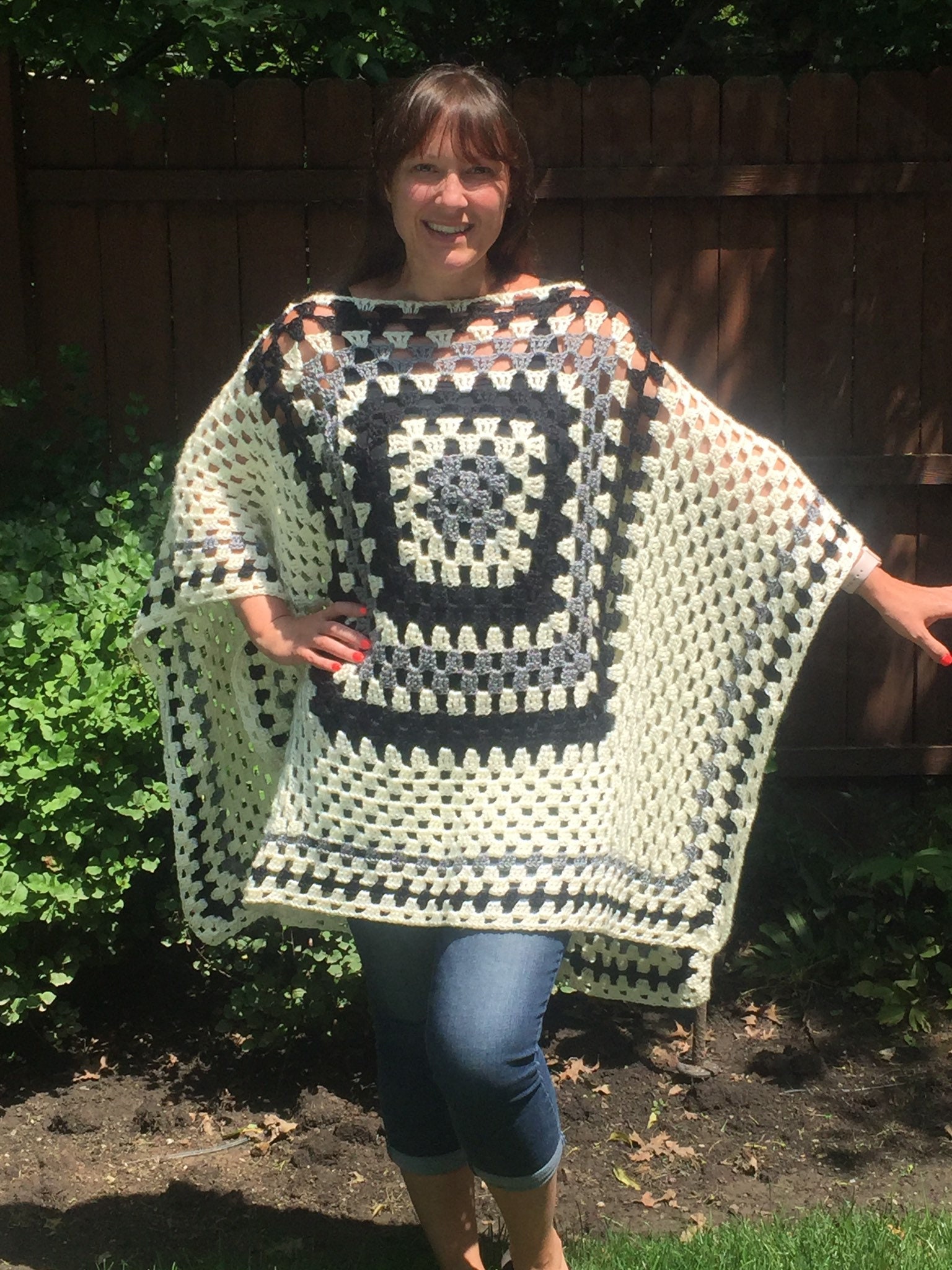 Extra Weiche Hippie Mädchen Poncho in Elfenbein, Schwarz Und Grau von MindOverMesh
