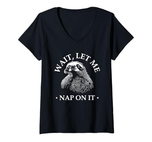 Damen Lustiges Faultier Overthinker - Warte Ich Schlaf Erst Mal T-Shirt mit V-Ausschnitt Damen Lustiges Faultier Overthinker - Warte Ich Schlaf Erst Mal T-Shirt mit V-Ausschnitt von Mindful Humor Apparel – Überdenken & Sarkasmus