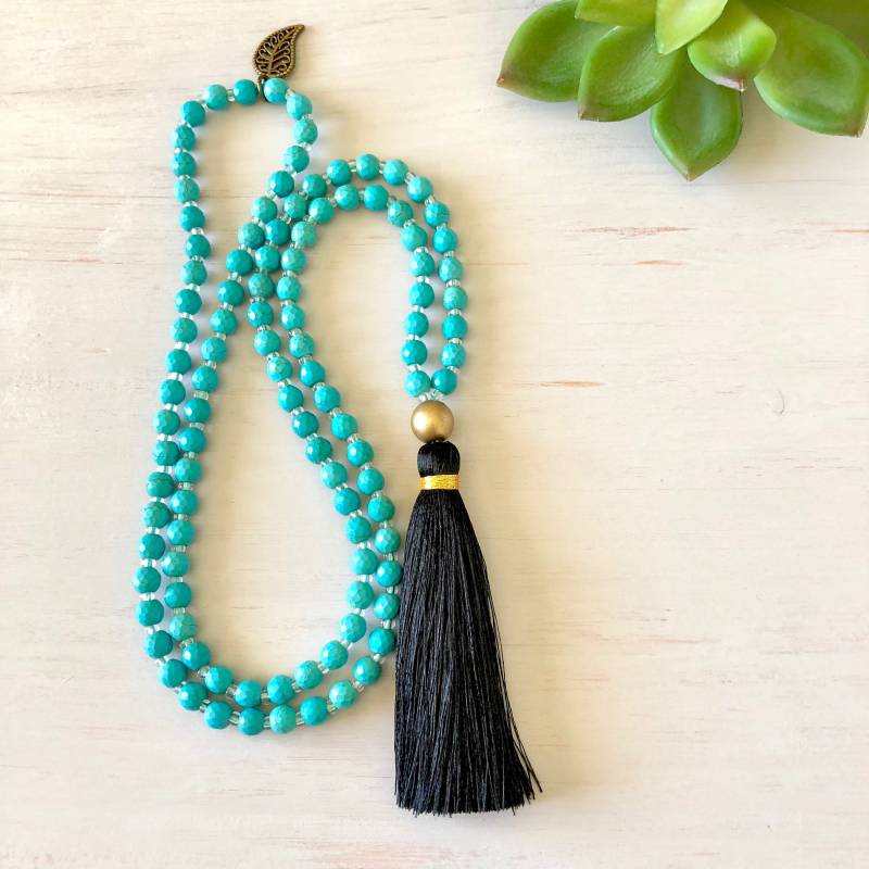 Im Frieden Mala ~ 108 Perlen Halskette, Facettierte Türkis Howlith Edelsteine & Schwarze Seide Quaste. Friedliche + Wohnen Im Frieden Mala ~ 108 Perlen Halskette, Facettierte Türkis Howlith Edelsteine & Schwarze Seide Quaste. Friedliche + Wohnen von MindfulAdornments