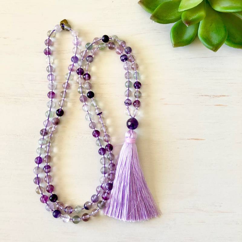 Mala Verstärken ~ 108 Perlen Halskette; Lila Regenbogen Fluorit Edelsteine, Amethyst Guru-Perle & Lila Seide Quaste. Positive Und Erhebend Mala Verstärken ~ 108 Perlen Halskette; Lila Regenbogen Fluorit Edelsteine, Amethyst Guru-Perle & Lila Seide Quaste. Positive Und Erhebend von MindfulAdornments