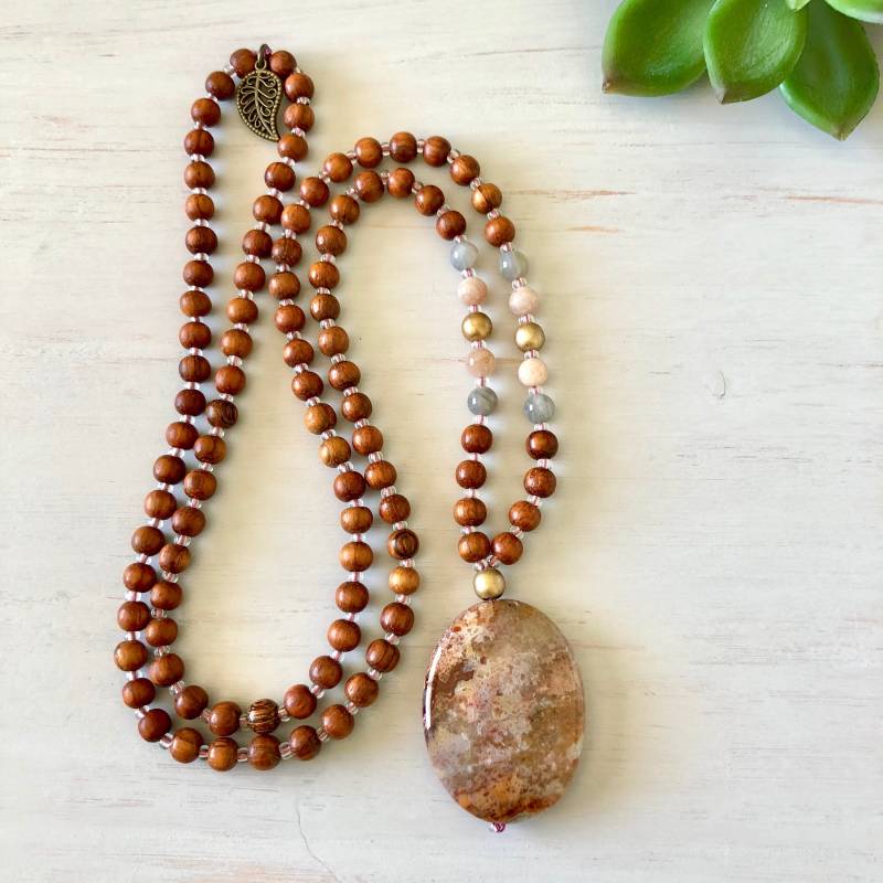 Mit Grace Mala ~ 108 Perlen Mala; Jaspisanhänger, Mondstein & Bayong Holz. Führen Sie Mit Anmut Mit Grace Mala ~ 108 Perlen Mala; Jaspisanhänger, Mondstein & Bayong Holz. Führen Sie Mit Anmut von MindfulAdornments