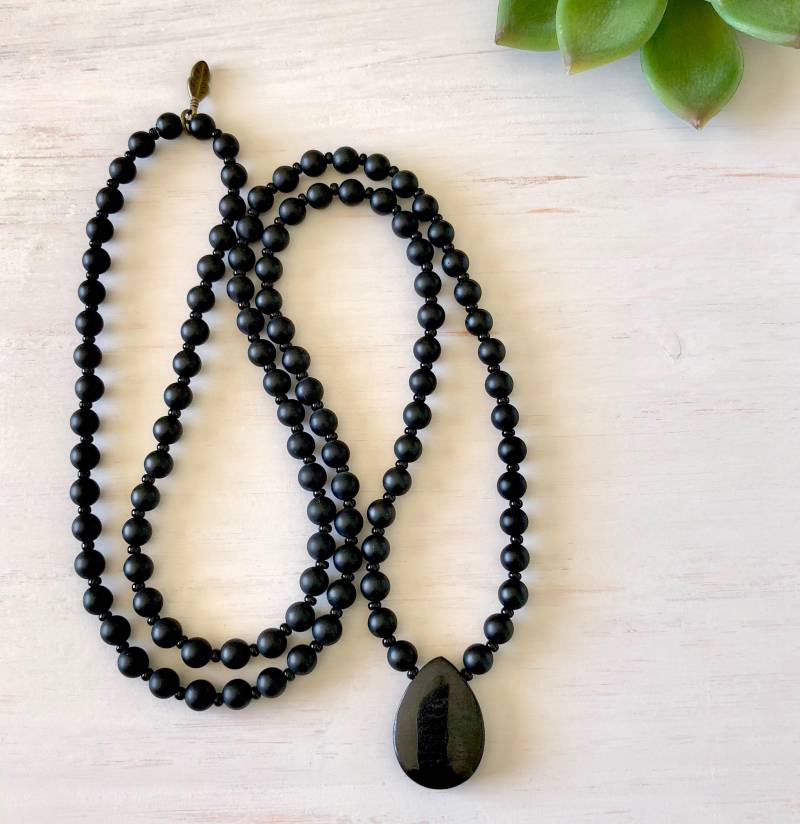Schutz Mala ~ 108 Perlen Mala; Hyperstein Anhänger, Schwarzer Onyx Edelsteine. Starke + Furchtlos Schutz Mala ~ 108 Perlen Mala; Hyperstein Anhänger, Schwarzer Onyx Edelsteine. Starke + Furchtlos von MindfulAdornments