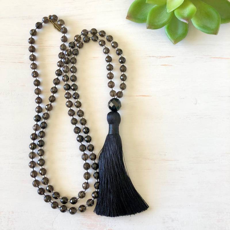 Verbunden Mala ~ 108 Perlen Halskette; Rauchquarz Edelsteine & Schwarze Seide Quaste. Ich Bin Geerdet Verbunden Mala ~ 108 Perlen Halskette; Rauchquarz Edelsteine & Schwarze Seide Quaste. Ich Bin Geerdet von MindfulAdornments