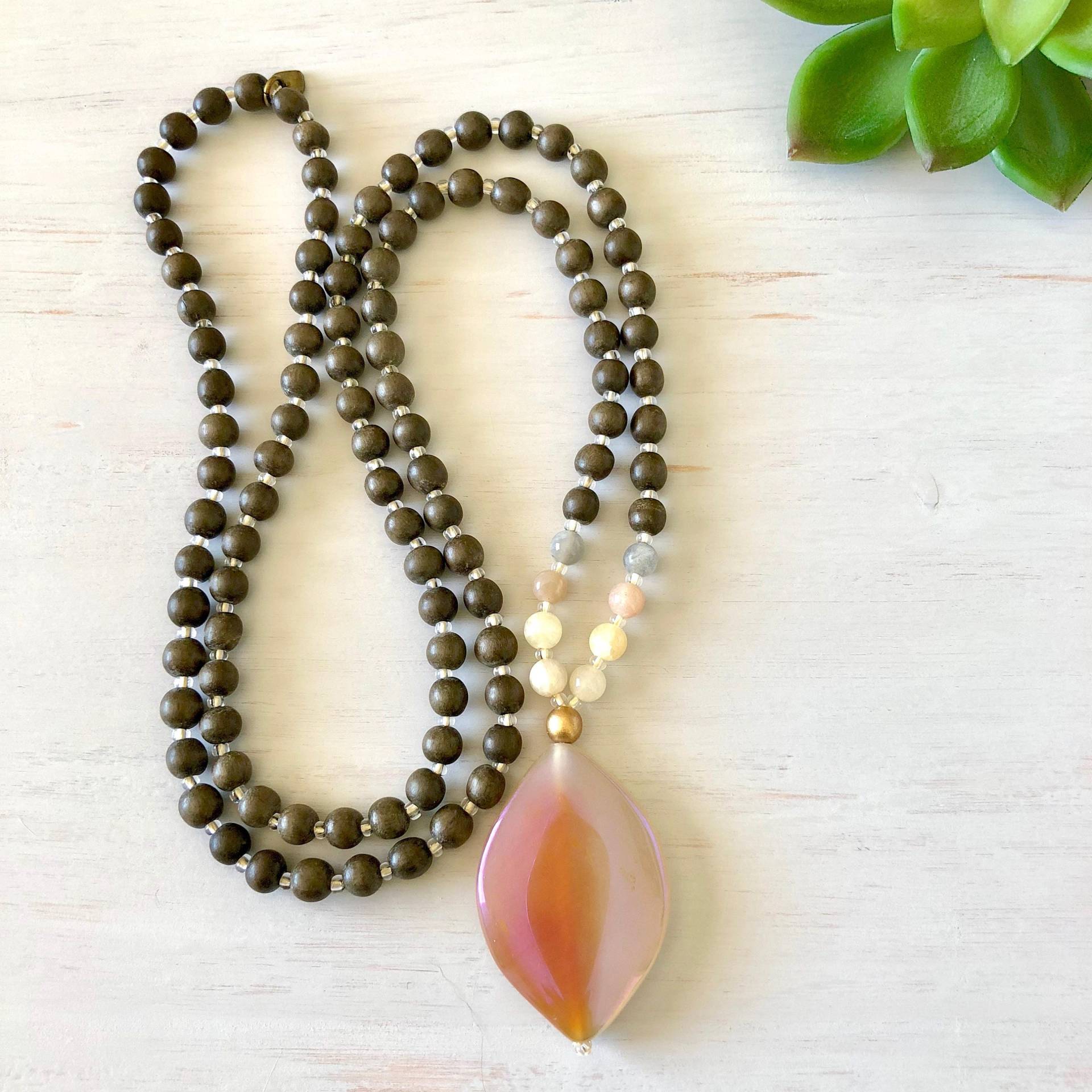 Zuversichtlich Mala ~ 108 Perlen Mala; Achat Anhänger, Mondstein & Jade Edelsteine Und Grau Holz. Fett + Furchtlos Zuversichtlich Mala ~ 108 Perlen Mala; Achat Anhänger, Mondstein & Jade Edelsteine Und Grau Holz. Fett + Furchtlos von MindfulAdornments