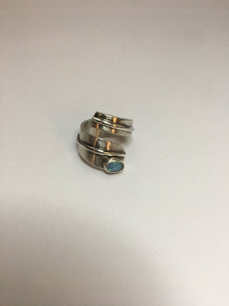 Handgeschmiedeter Sterling Silber Ring Mit Opal Handgeschmiedeter Sterling Silber Ring Mit Opal von MindfulMetalworks