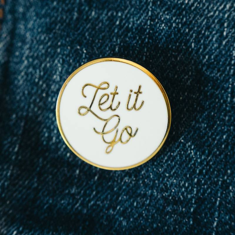 Let It Go Emaille Pin Gold Metal, Angst Relief, Selbstfürsorge von MindfulThingsCo