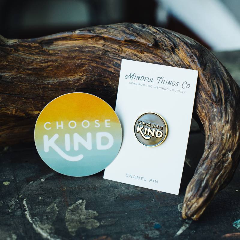 Wähle Den Typ „Kind Enamel Pin & Vinyl Sticker Set" von MindfulThingsCo