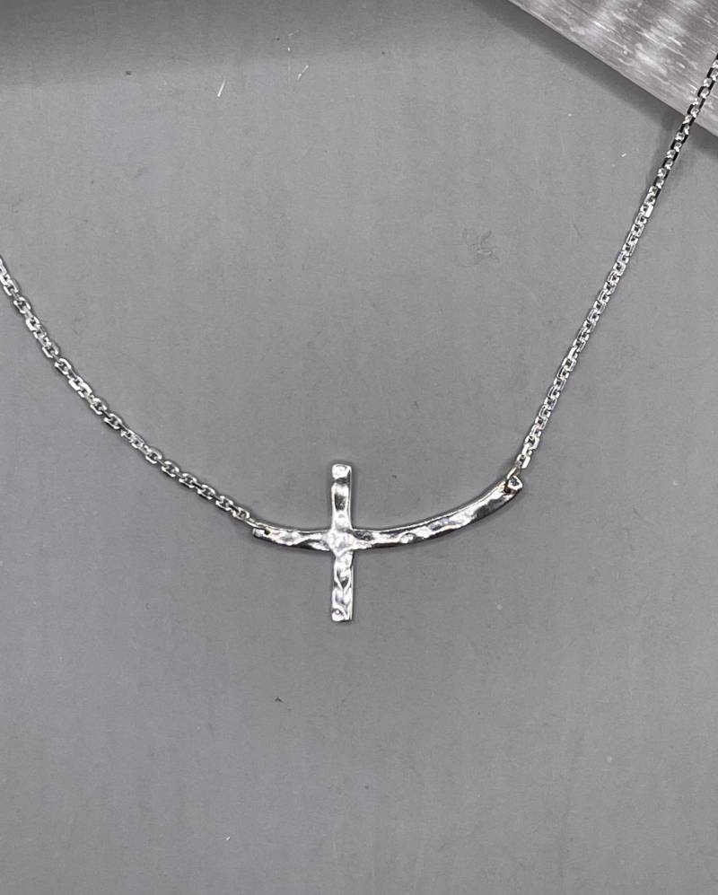 Gehämmerte Seitlich Kreuz Sterling Silber Halskette Mit Verstellbare Kabelkette 16 "Oder 18" Gehämmerte Seitlich Kreuz Sterling Silber Halskette Mit Verstellbare Kabelkette 16 "Oder 18" von MineDesignJewelry