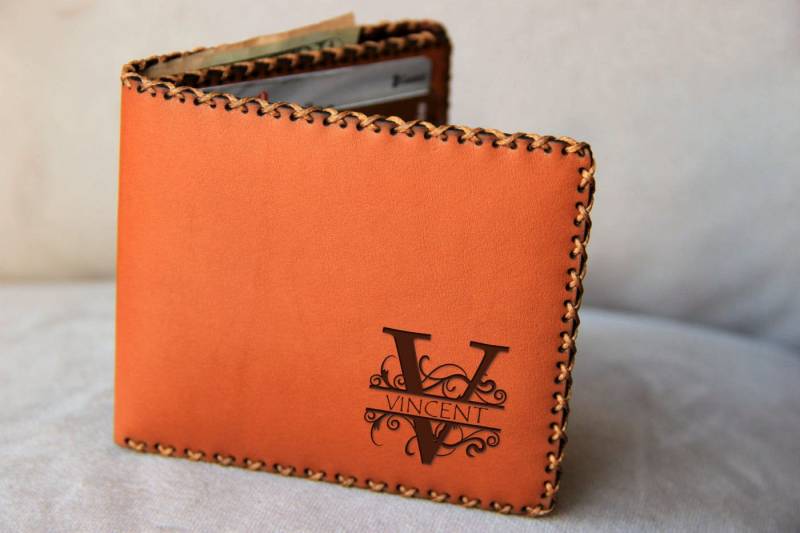 Anpassbare Valentinstag Blumenbuchstabe Bi Fold Echtes Leder Hand Genähte Brieftasche Genäht Herren Geschenk Für Die, Die Sie Lieben von MineGiftStore