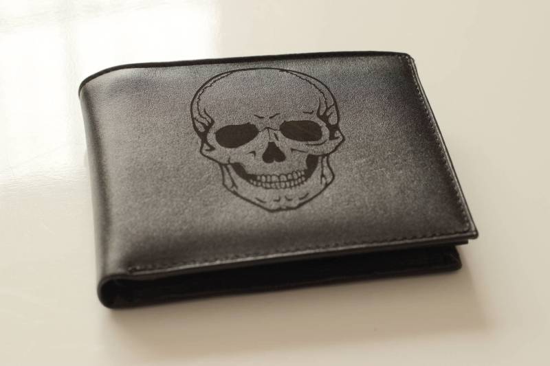 Personalisierbare Totenkopf Illustrierte Bi-Fold Echtleder Herren Geldbörse Ein Perfektes Geschenk Für Die, Die Sie Lieben, Ihn, Papa von MineGiftStore