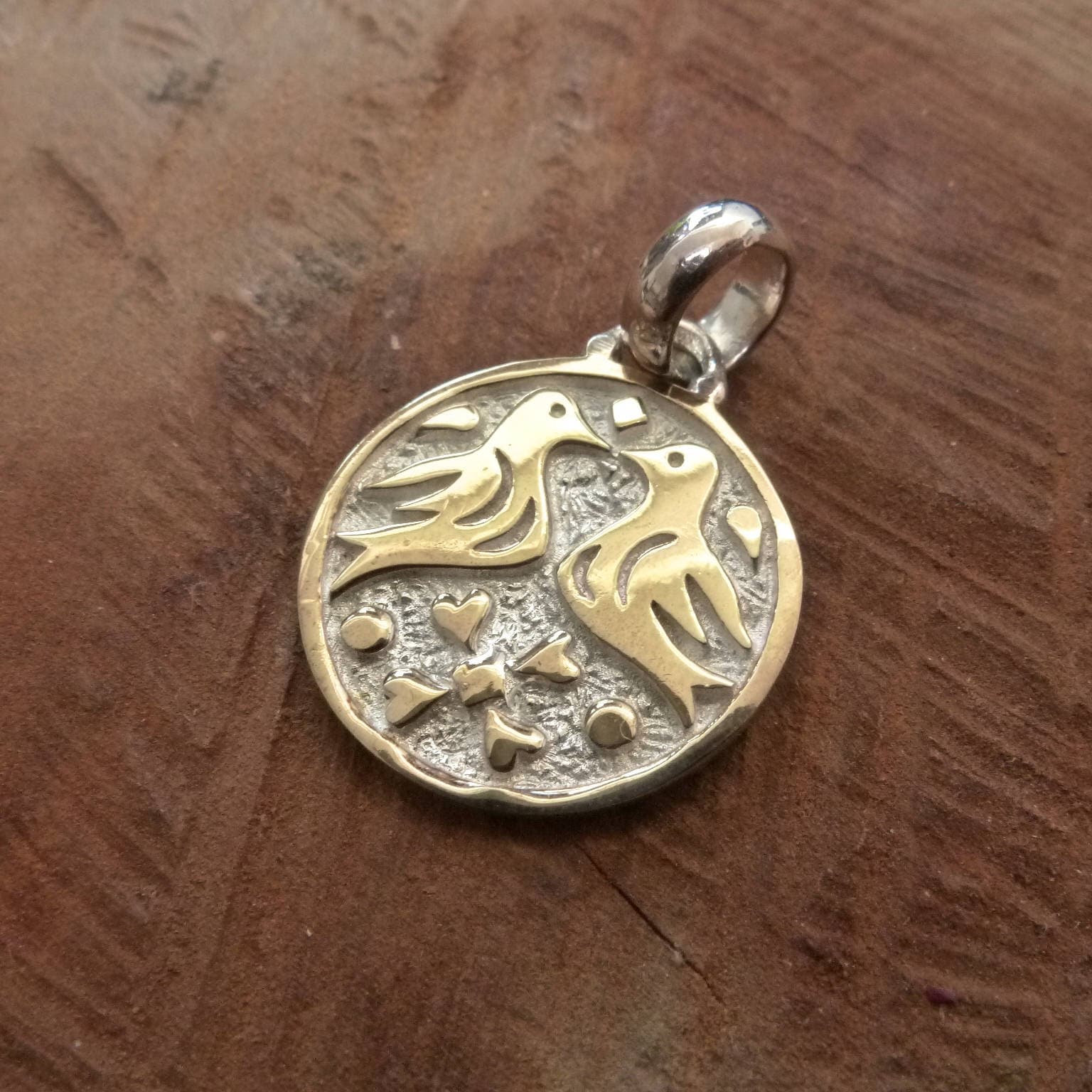 22K Vergoldeter Sterlingsilber Tauben Anhänger Handgemachter Fair Trade Schmuck 22K Vergoldeter Sterlingsilber Tauben Anhänger Handgemachter Fair Trade Schmuck von Mineraliaboutique