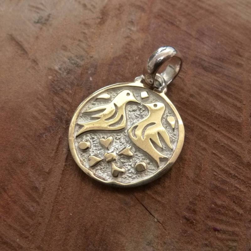 22K Vergoldeter Sterlingsilber Tauben Anhänger Handgemachter Fair Trade Schmuck 22K Vergoldeter Sterlingsilber Tauben Anhänger Handgemachter Fair Trade Schmuck von Mineraliaboutique