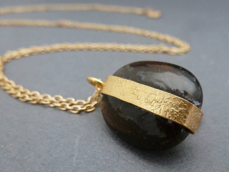 Anhänger Aus Recyceltem Glas Dunkellila Oval, Vergoldete Kette Anhänger Aus Recyceltem Glas Dunkellila Oval, Vergoldete Kette von Mineraliaboutique