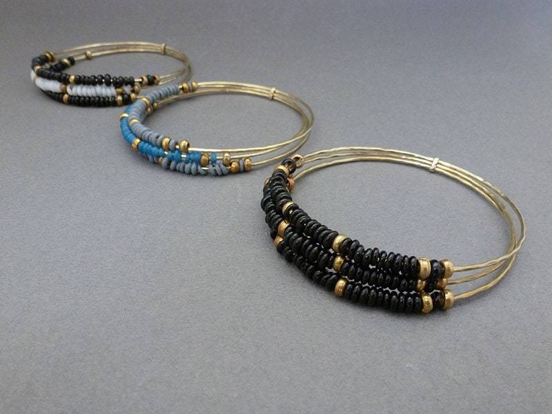 Armreif Aus Recycelten Glasperlen Handgefertigtes Messing Bali Armband von Mineraliaboutique