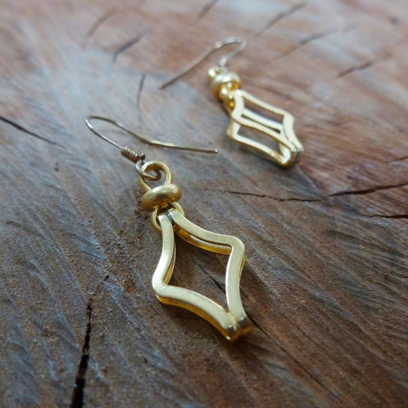 Däßhafte Losange Gold Drop Ohrringe Däßhafte Losange Gold Drop Ohrringe von Mineraliaboutique