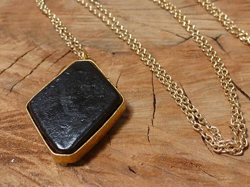 Diamantförmiger Anhänger Aus Recyceltem Glas An Langer Vergoldeter Kette Diamantförmiger Anhänger Aus Recyceltem Glas An Langer Vergoldeter Kette von Mineraliaboutique