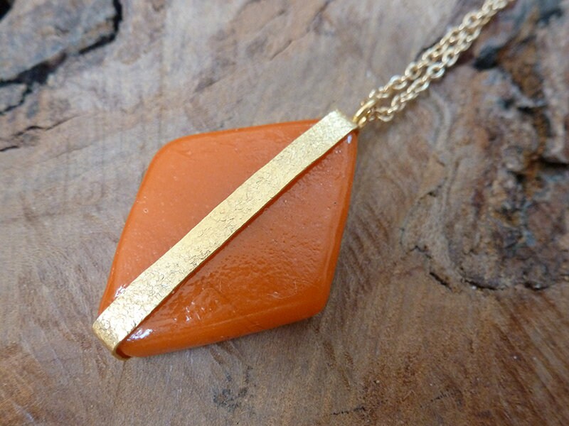 Diamantförmiger Recycelter Glasanhänger Vertikale Einstellung An Langer Vergoldeter Kette Diamantförmiger Recycelter Glasanhänger Vertikale Einstellung An Langer Vergoldeter Kette von Mineraliaboutique