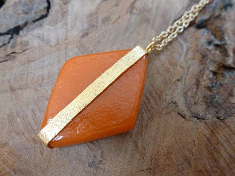 Diamantförmiger Recycelter Glasanhänger Vertikale Einstellung An Langer Vergoldeter Kette Diamantförmiger Recycelter Glasanhänger Vertikale Einstellung An Langer Vergoldeter Kette von Mineraliaboutique