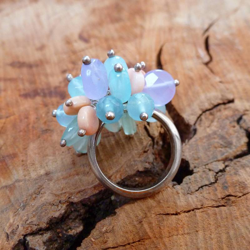Einzigartige Blaue, Grüne, Lila Und Rosa Chalcedon Cluster Ring Einzigartige Blaue, Grüne, Lila Und Rosa Chalcedon Cluster Ring von Mineraliaboutique