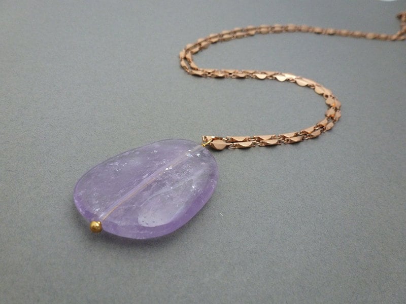 Einzigartige Freiform Amethyst Scheibe Anhänger Auf Einer Rose Gold Kette Einzigartige Freiform Amethyst Scheibe Anhänger Auf Einer Rose Gold Kette von Mineraliaboutique