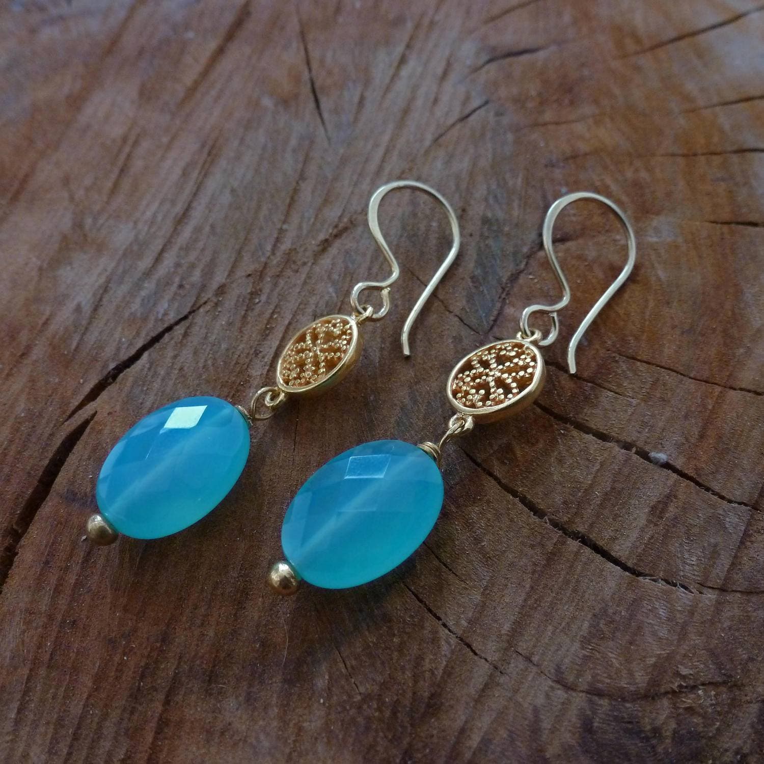 Facettierte Chalcedon Ohrringe 22K Vergoldete Filigrane Ohrringe Facettierte Chalcedon Ohrringe 22K Vergoldete Filigrane Ohrringe von Mineraliaboutique