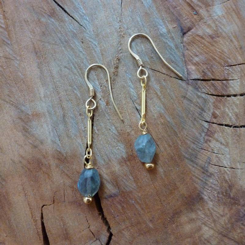 Facettierte Ovale Labradorit Gold Tropfen Ohrringe von Mineraliaboutique