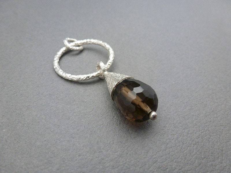 Facettierte Rauchquarz Tropfenanhänger Mit Strukturierten Sterling Silber Kappe Und Reifen Facettierte Rauchquarz Tropfenanhänger Mit Strukturierten Sterling Silber Kappe Und Reifen von Mineraliaboutique