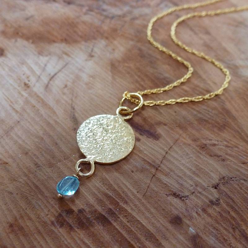 Gehämmelte Gold-Scheibenkette Mit Apatiten-Drop Gehämmelte Gold-Scheibenkette Mit Apatiten-Drop von Mineraliaboutique